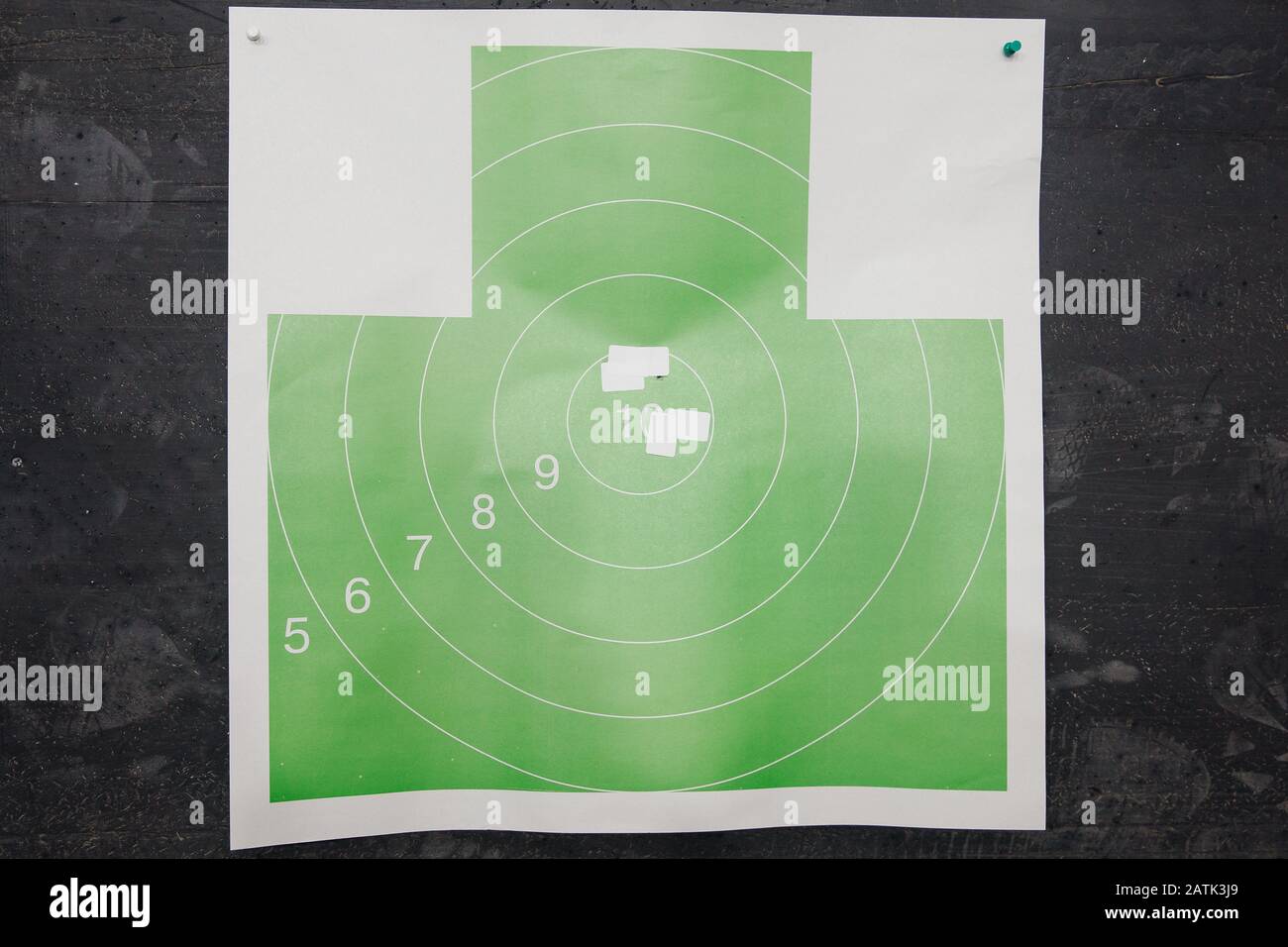 Pistola sparatoria. Carta di destinazione in bianco e verde per hit Foto Stock