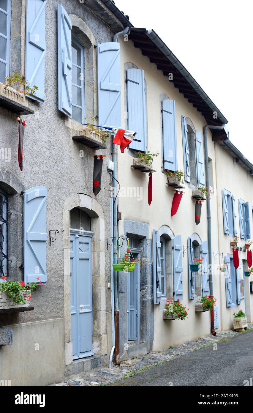 Facciate tipiche di una casa in una città francese, Saint Bertrand de Comminges Foto Stock