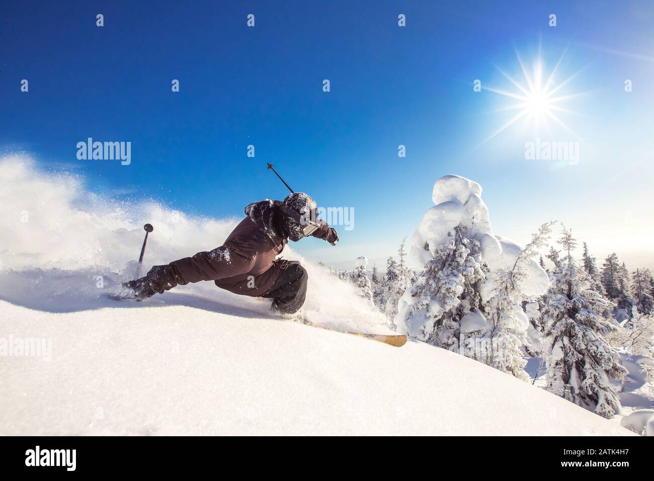 Sciatore sci discesa durante la giornata di sole freeride neve fresca.  Scatteri di polvere frosty e ad alta velocità estreme Foto stock - Alamy