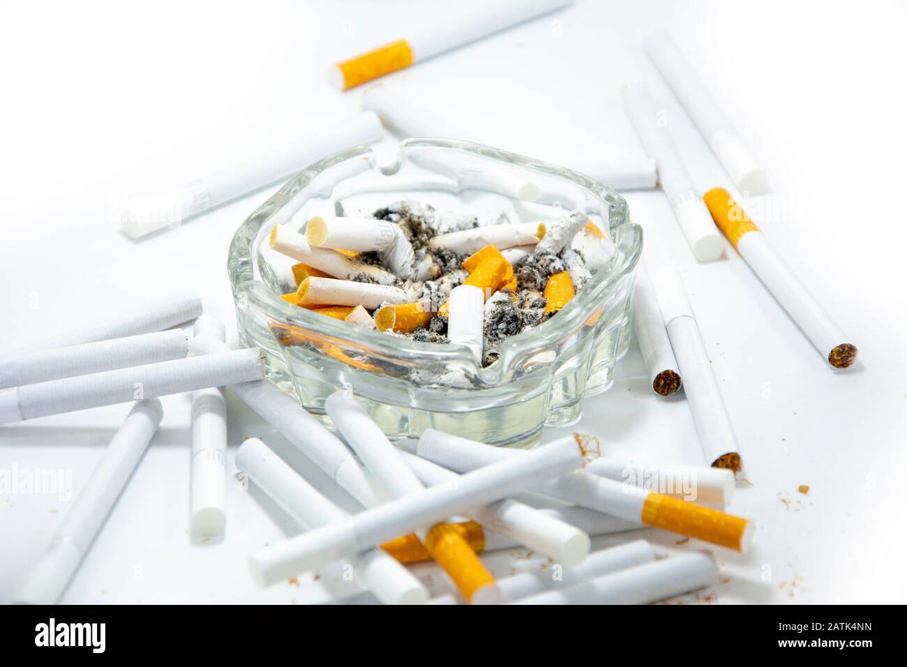 Posacenere sporco con sigaretta Foto Stock