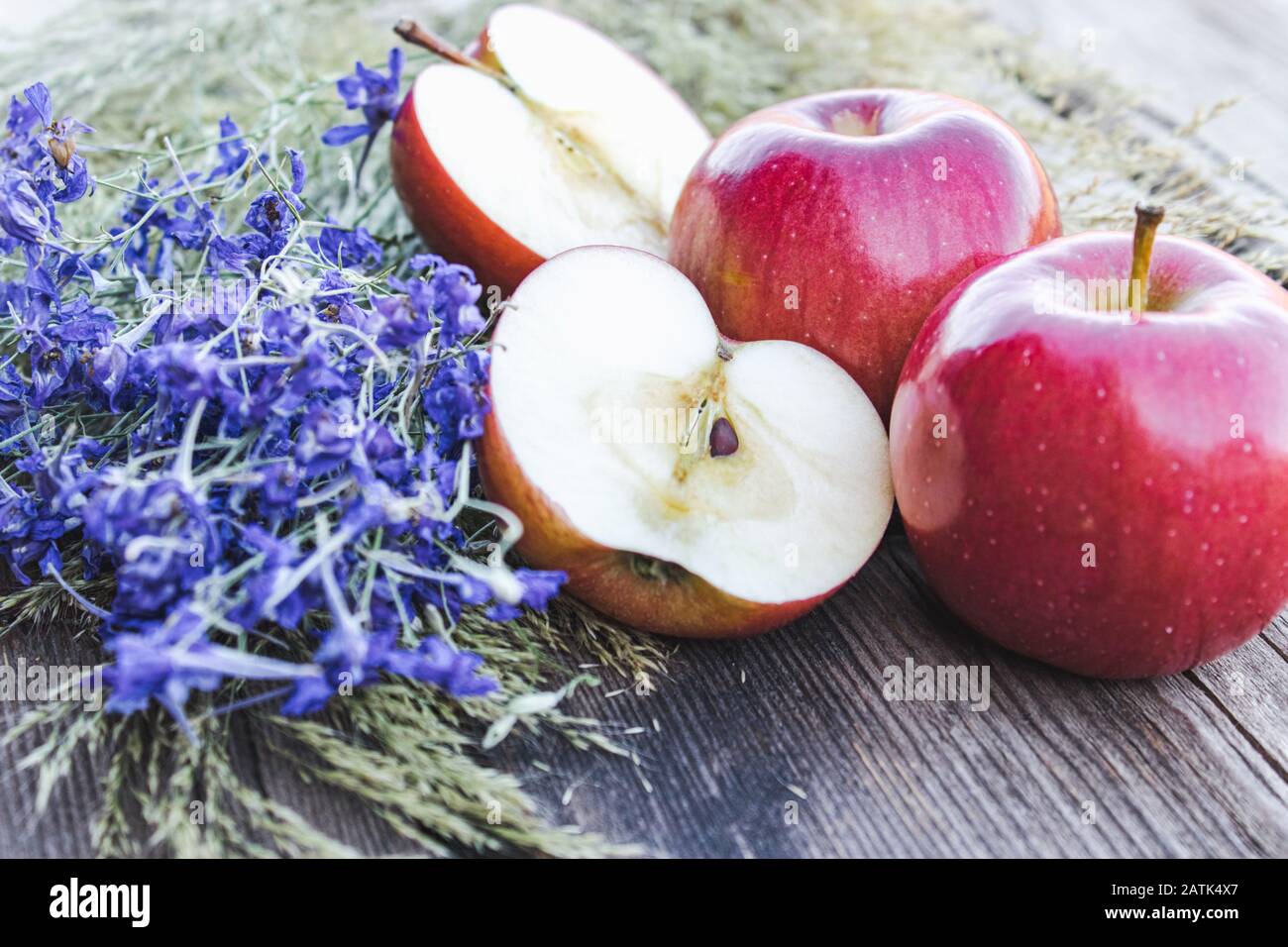 Le mele rosse mature fresche si trovano su un tavolo di legno. Vitamine e una dieta sana. Concetto vegetariano. Primo piano. Foto Stock