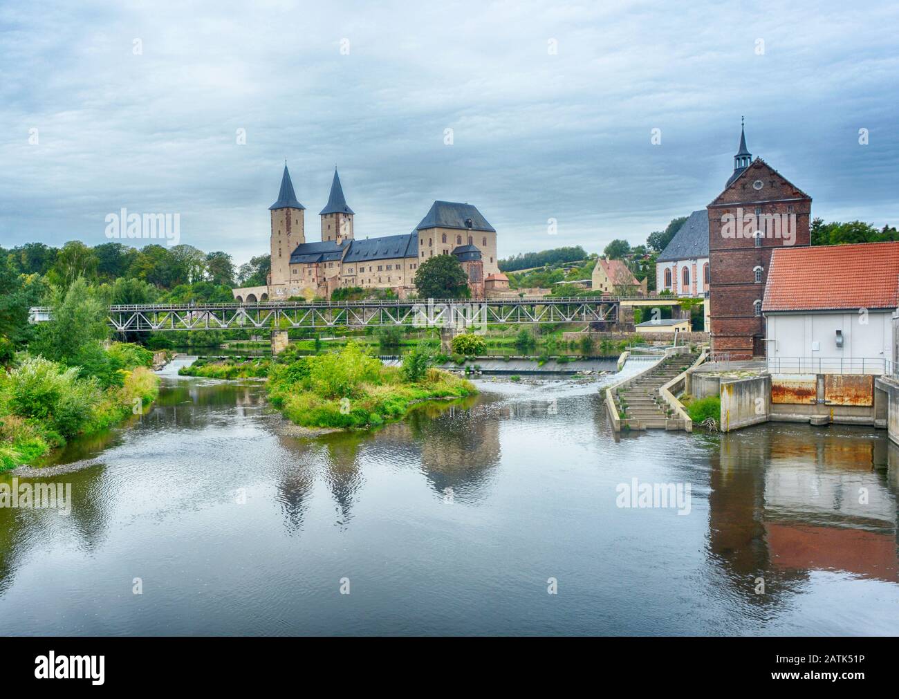 Rochlitz, Germania, vista sul fiume Zwickauer Mulde e sul castello medievale Foto Stock