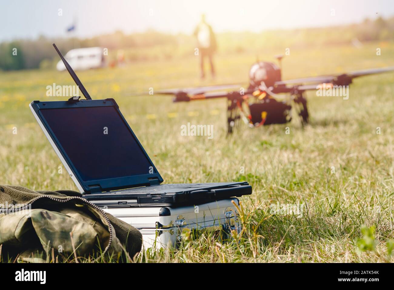 Stazione laptop per il lancio di armi militari i droni alimentano idrogeno ed elettricità Foto Stock