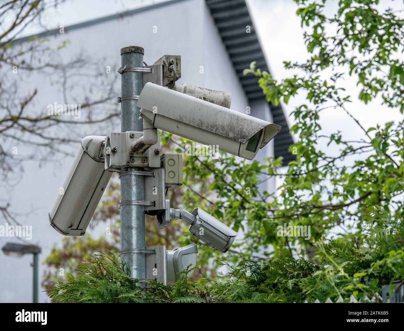Sistemi CCTV sui pilastri delle tecnologie di sicurezza da guardare. Foto Stock