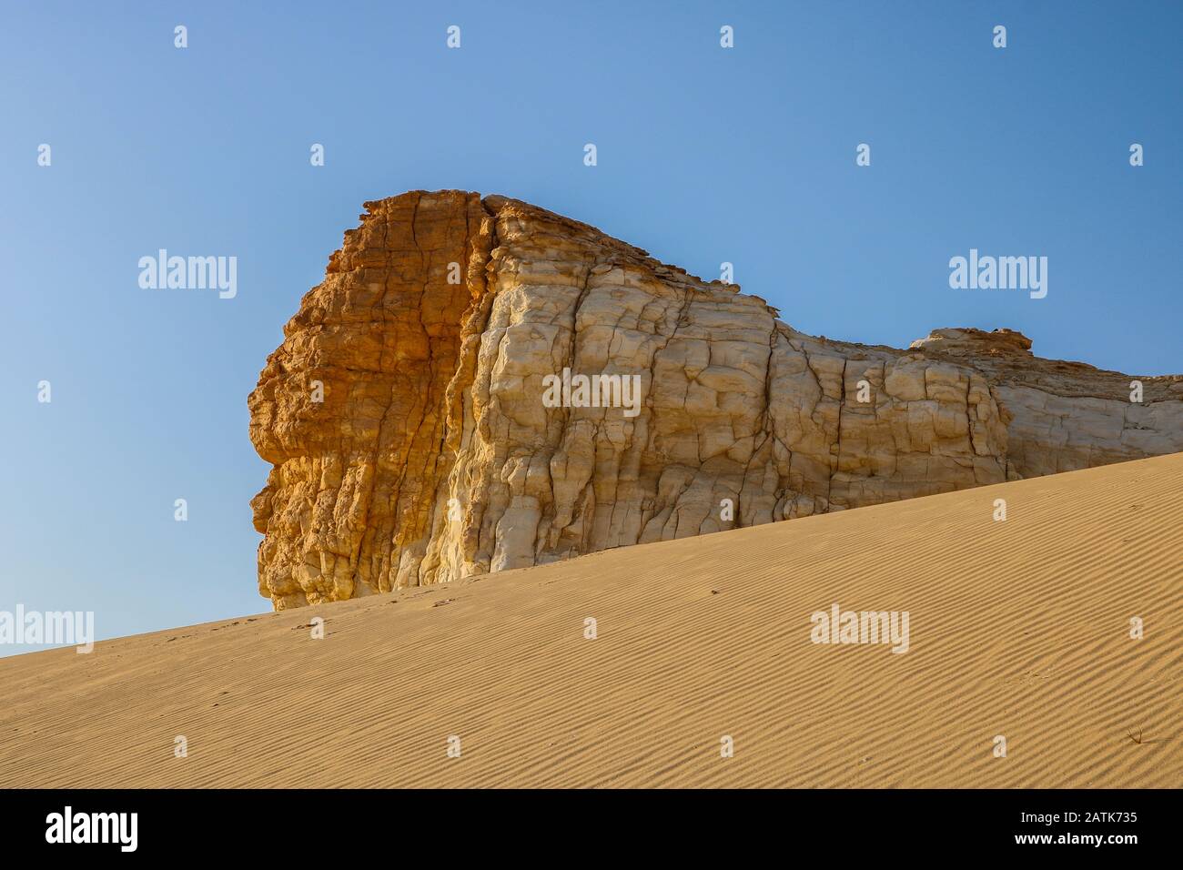 Al-Dahik Desert Reserve è considerato un museo di geologia in Giordania che comprende terreni assortiti e scolpiti naturali che è raro nel Foto Stock