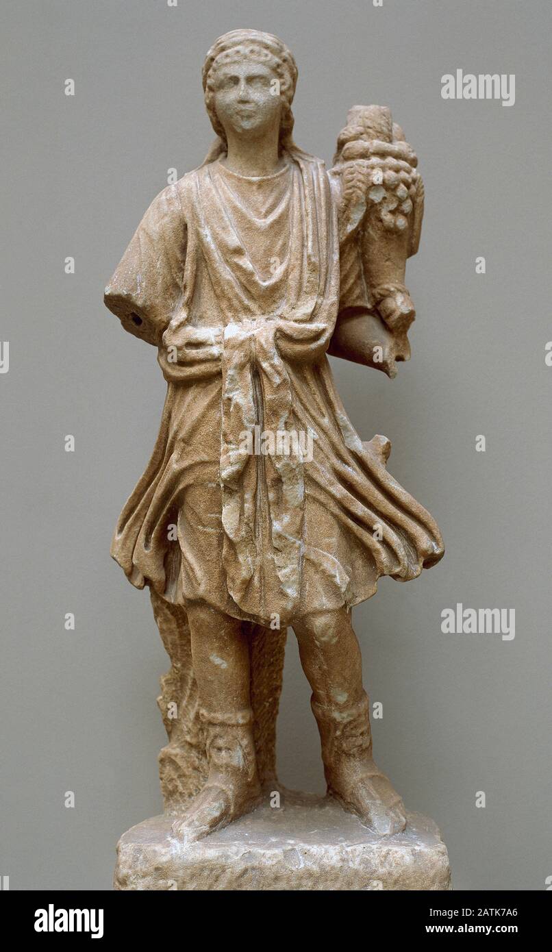 Statua romana raffigurante Dio Lar. Marmo. 1st secolo DC. Si trova vicino a Merida (Extremadura, Spagna). Museo Archeologico Provinciale. Badajoz, Extremadura, Spagna. Foto Stock