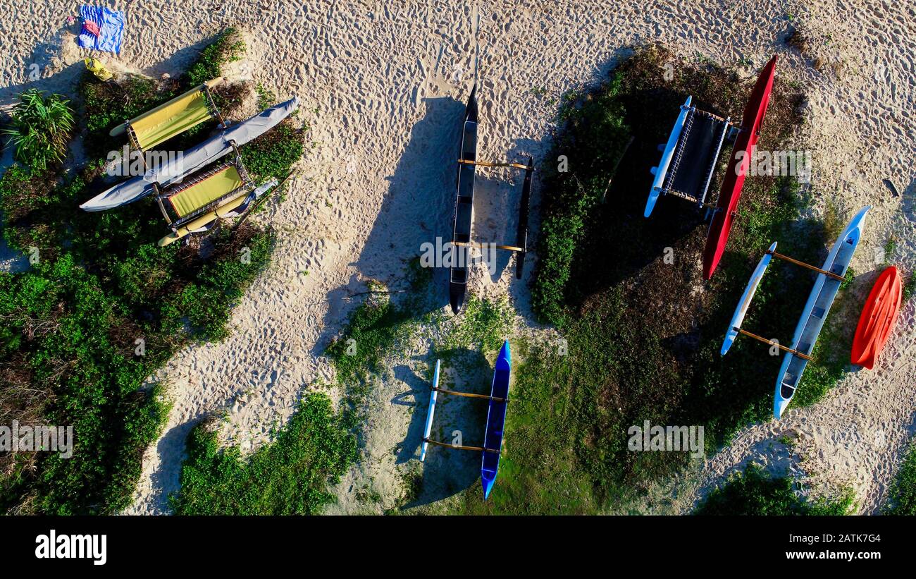 Veduta aerea delle canoe a bordo della spiaggia di Lanikai, Kailua, Oahu Island, Hawaii, USA Foto Stock