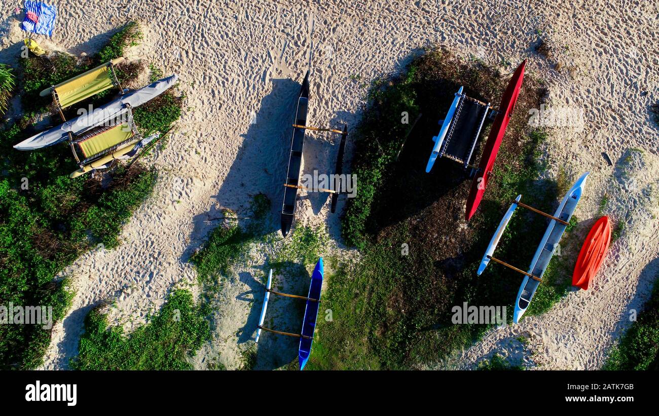 Veduta aerea delle canoe a bordo della spiaggia di Lanikai, Kailua, Oahu Island, Hawaii, USA Foto Stock