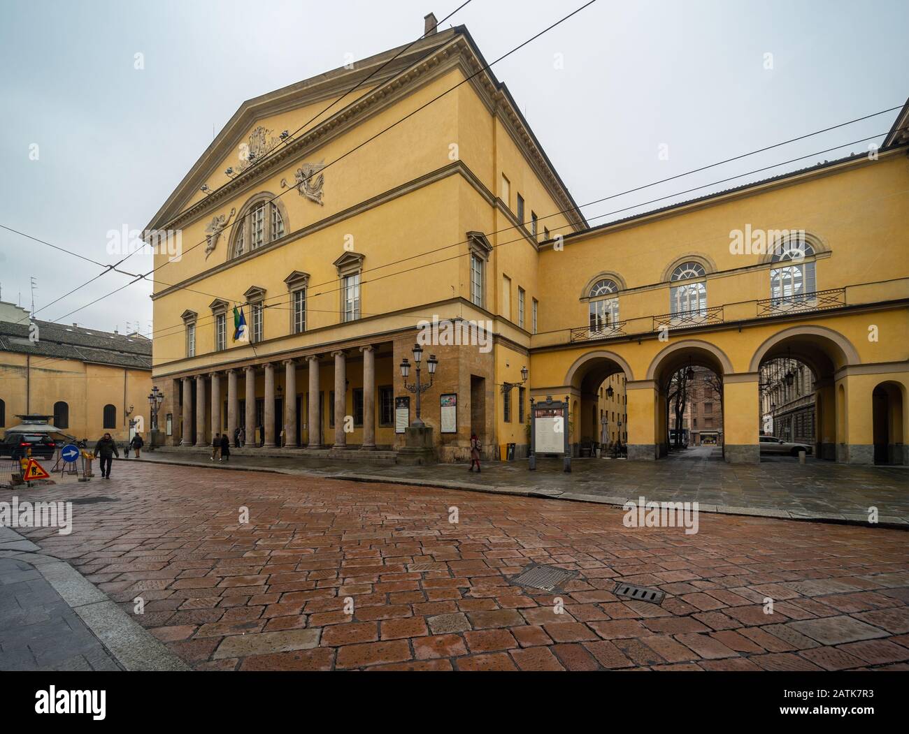 Facciata principale del Teatro Regio (Teatro reale) Teatro dell'Opera neoclassica di Parma, Emilia-Romagna, Italia settentrionale, sede del Festival Giuseppe Verdi Foto Stock