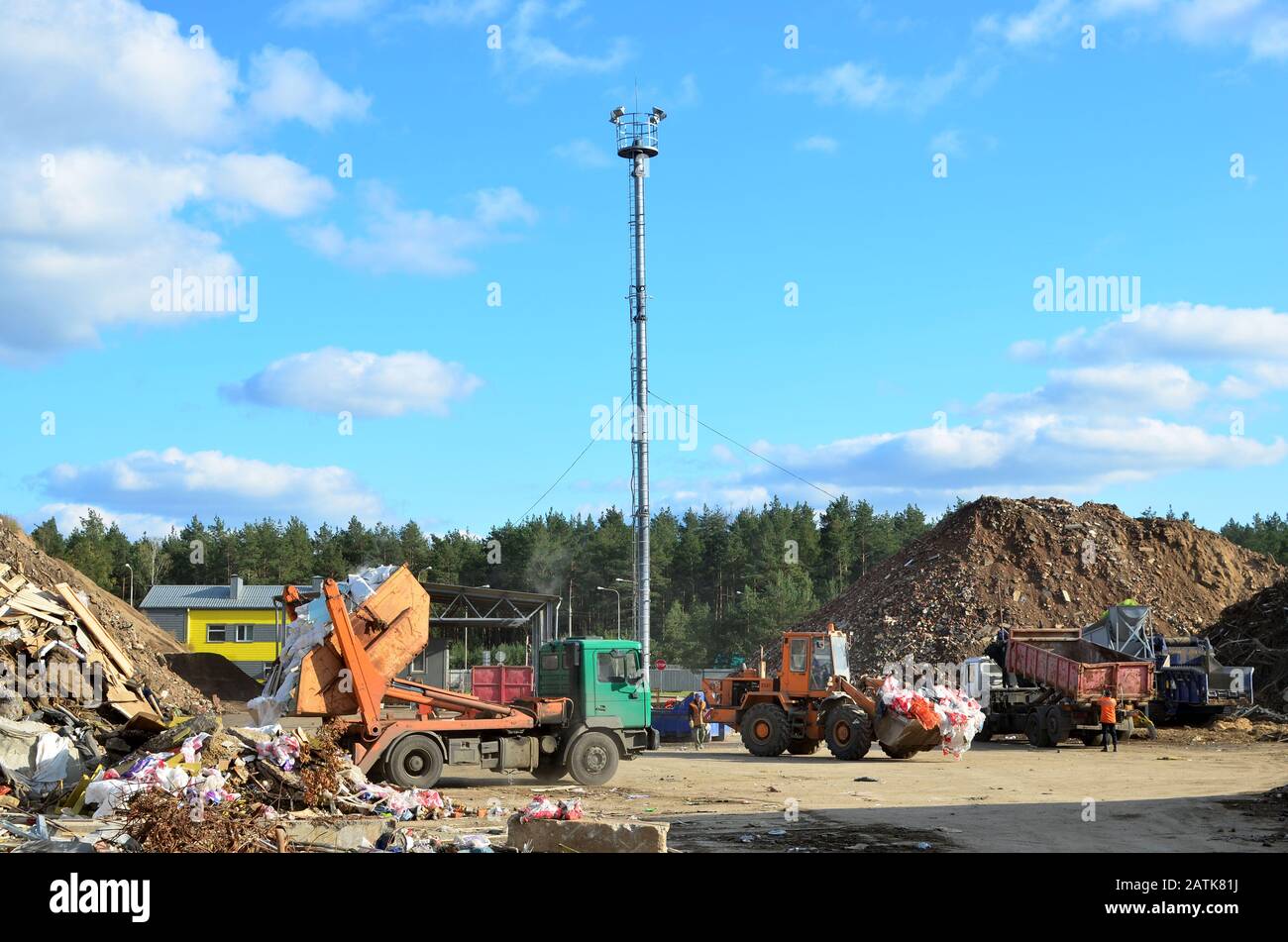 Impianto di trattamento dei rifiuti industriali. Discarica con rifiuti industriali. Rifiuti di costruzione, riciclaggio di calcestruzzo, frantumazione e riciclaggio di Foto Stock