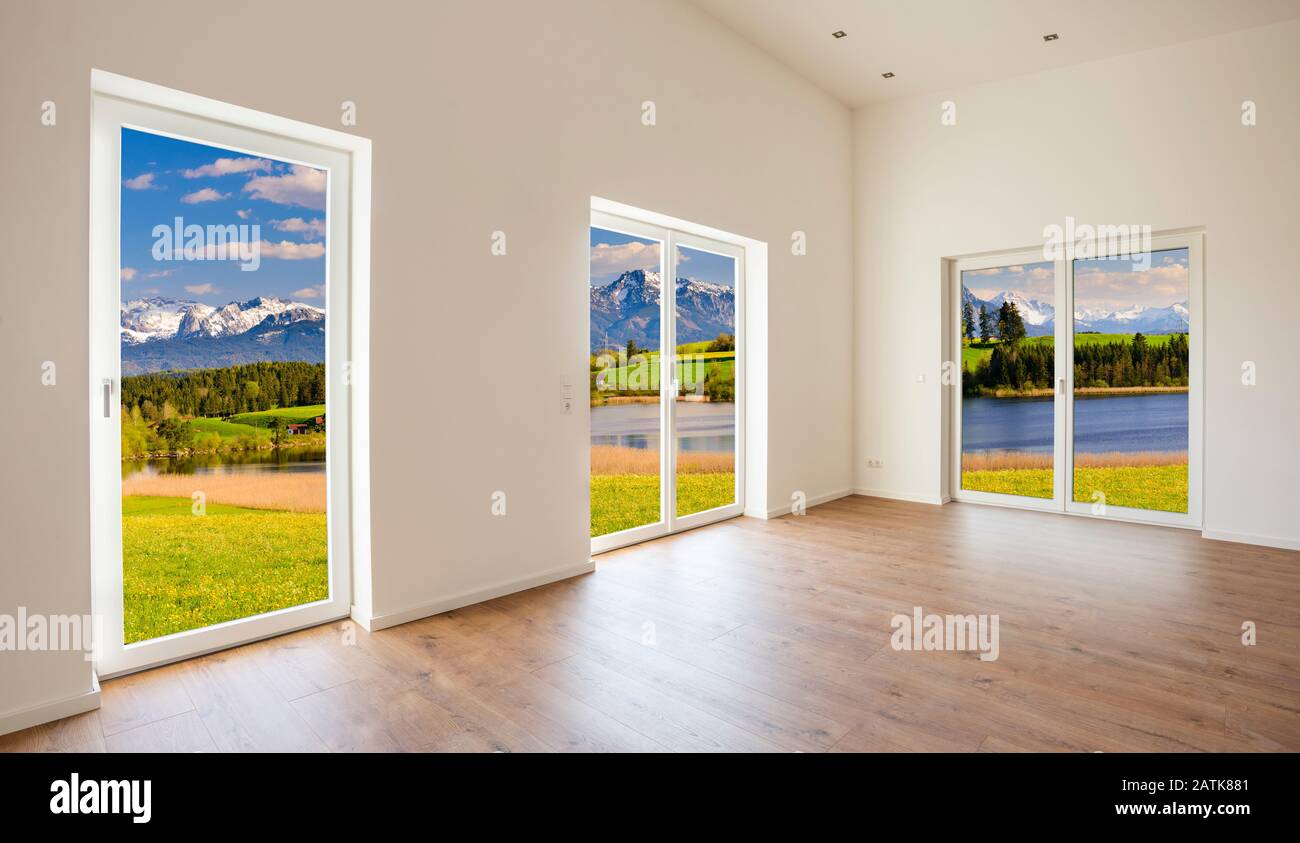 guardando fuori dalla nuova casa al bellissimo paesaggio Foto Stock