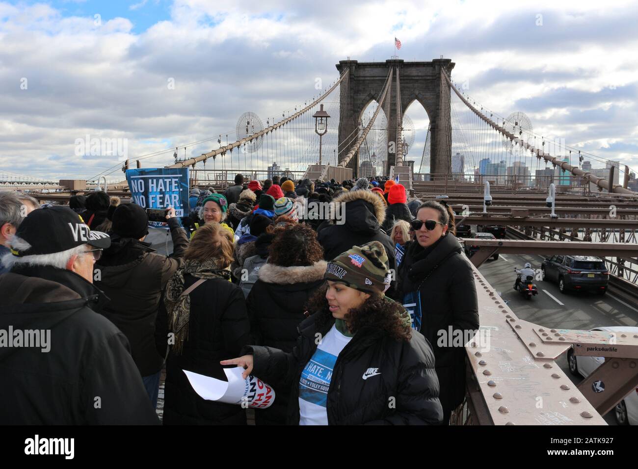 Oltre diecimila persone si sono riunite a Foley Square a Lower Manhattan e hanno camminato attraverso il Ponte di Brooklyn durante "No Hate, No Fear Solidarity March" in N Foto Stock