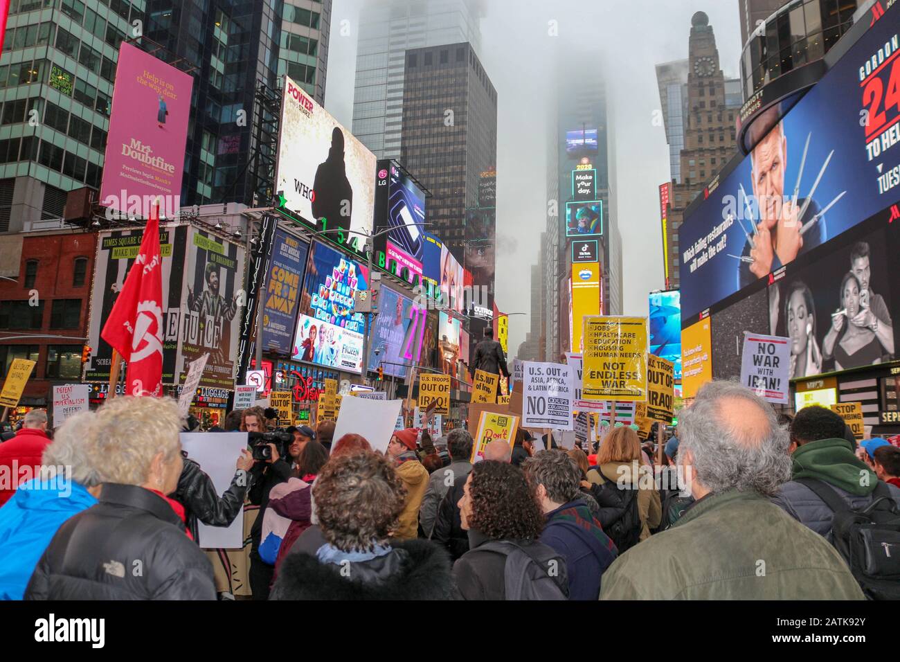 I dimostranti hanno preso per le strade di New York a Times Sq per protestare contro l'uccisione da parte dell'amministrazione Trump di un generale iraniano di alto livello il 04 gennaio 2020. Foto Stock