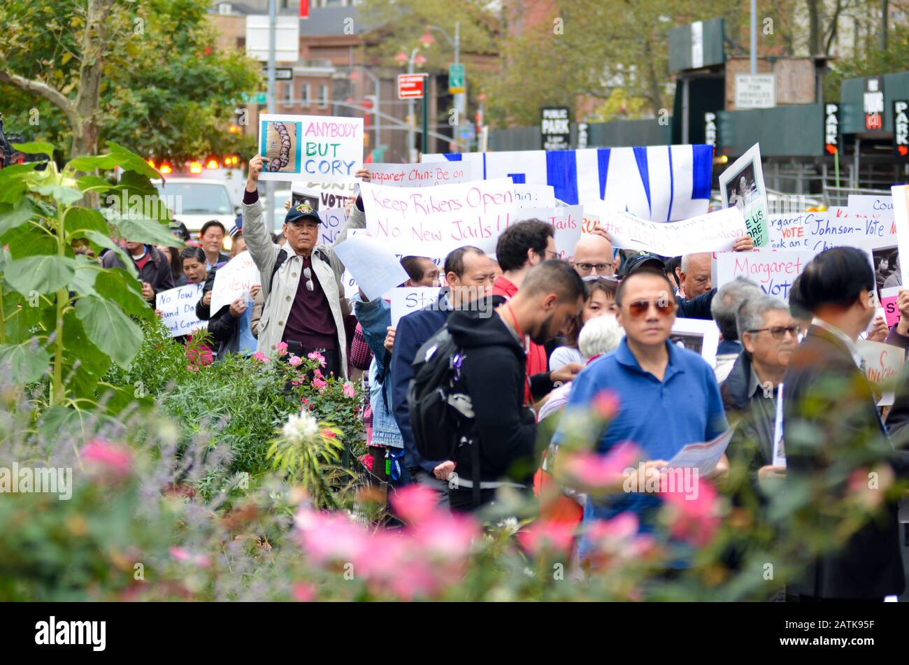 Gli amministratori sono visti tenendo dei cartelli durante la dimostrazione di "No Jail in Chinatown" il 6 ottobre 2019. Foto Stock