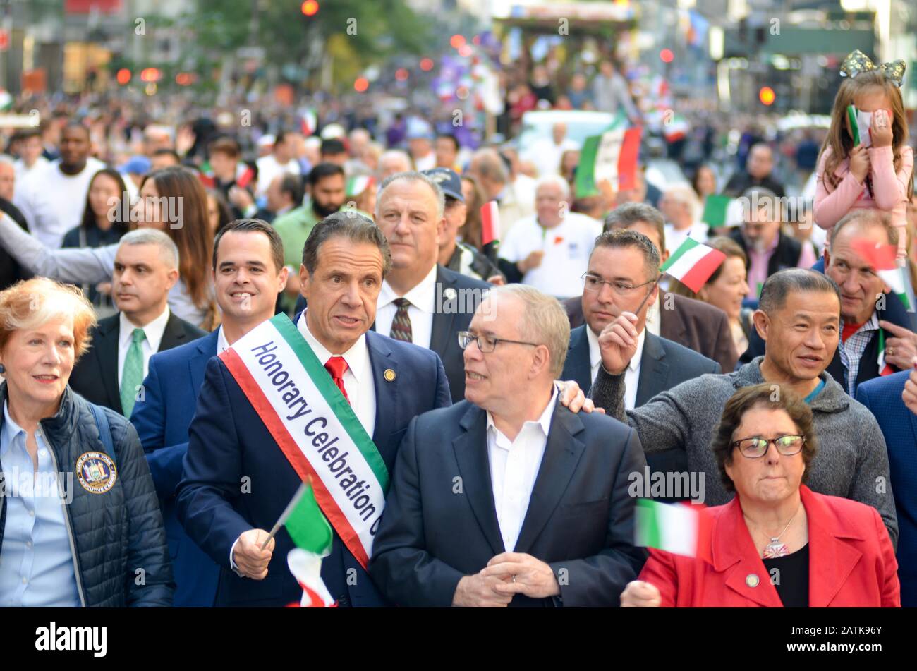 Il governatore Andrew Cuomo è visto Marching durante la Columbus Day Parade a New York il 14 ottobre 2019. Foto Stock