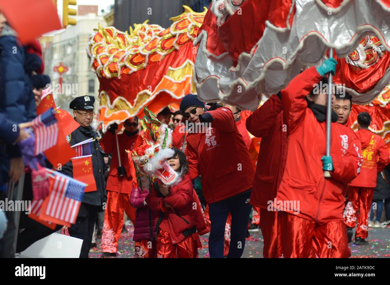 Il 17 febbraio 2019, un giovane partecipante viene visto fare un giro lungo il percorso della parata durante la parata cinese del nuovo anno a New York City. Foto Stock