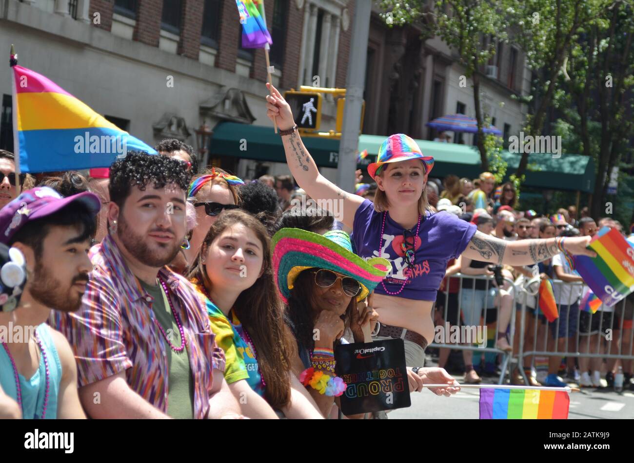 Particapant è visto sventolare bandiera arcobaleno durante la World Pride Parade lungo la 5th Avenue a New York City il 30 giugno 2019. Foto Stock