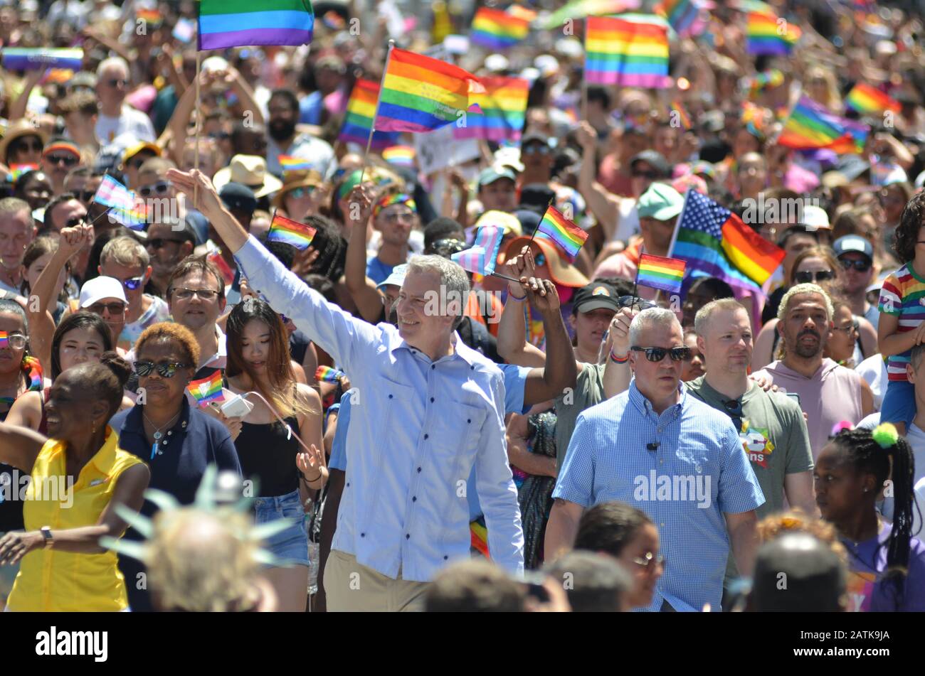 Il sindaco Bill BE Blasio è visto nella folla che sventola una bandiera arcobaleno durante la sfilata mondiale di orgoglio a New York il 30 giugno 2019. Foto Stock