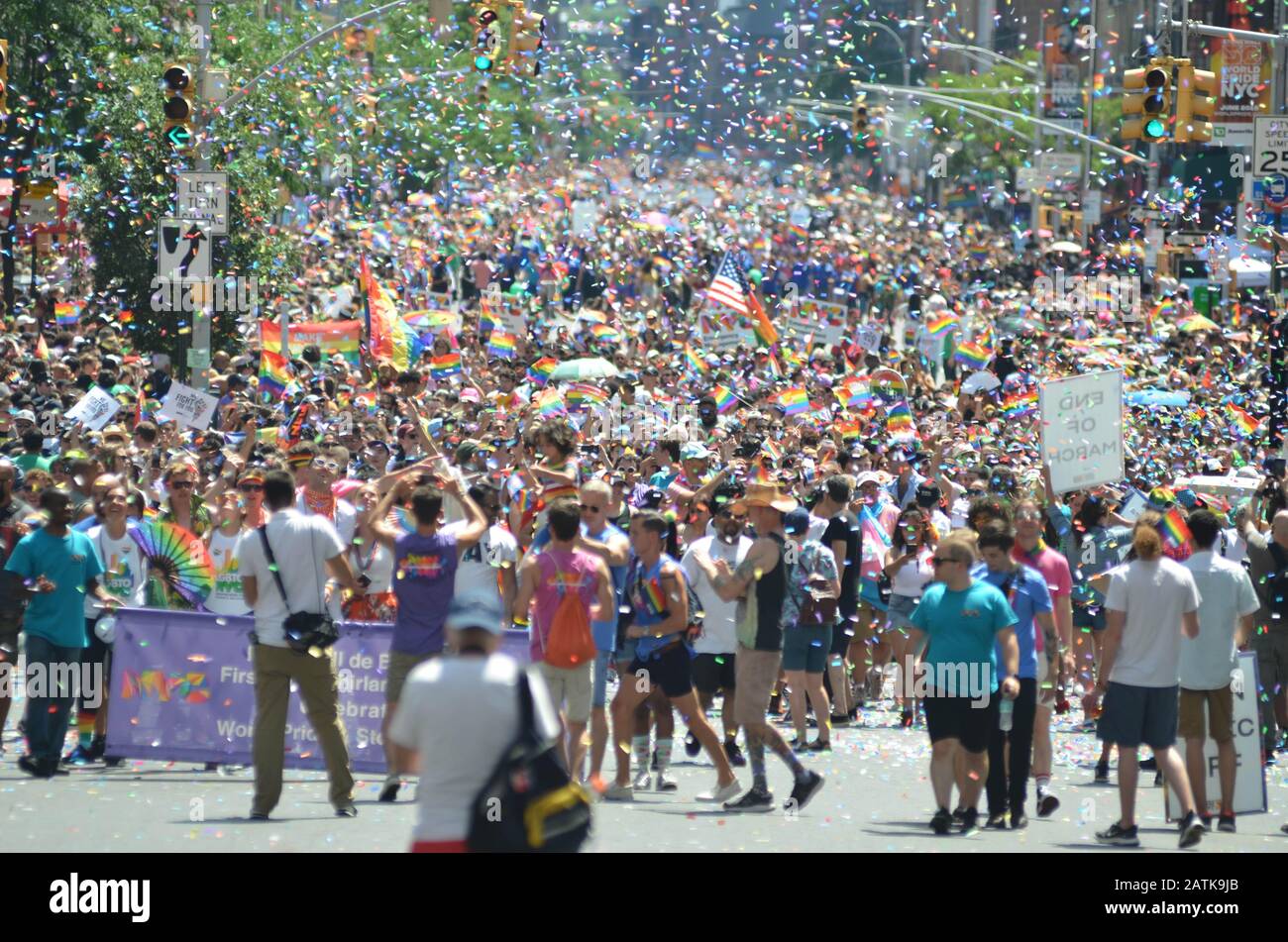 I confetti che volano durante l'orgoglio mondiale si sono fatti strada lungo la 5th Avne a New York City il 30 giugno 2019. Foto Stock
