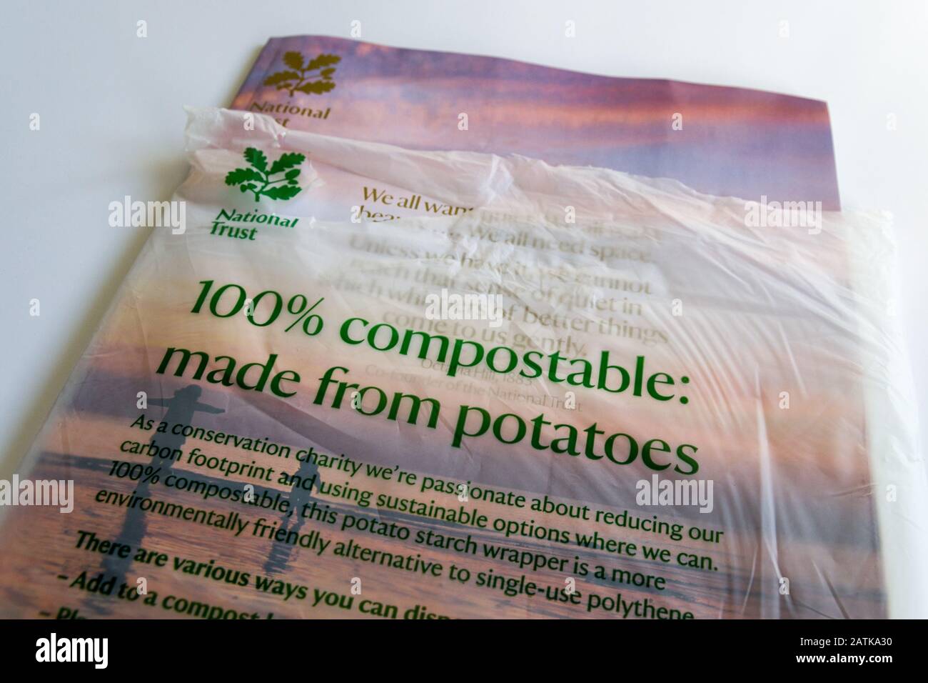 La rivista National Trust è ora consegnata ai soci in un involucro completamente compostabile, realizzato con fecola di patate. Foto Stock