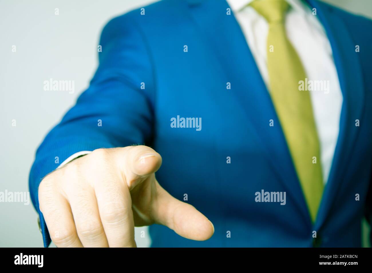 Uomo d'affari punta il dito contro di te Foto Stock