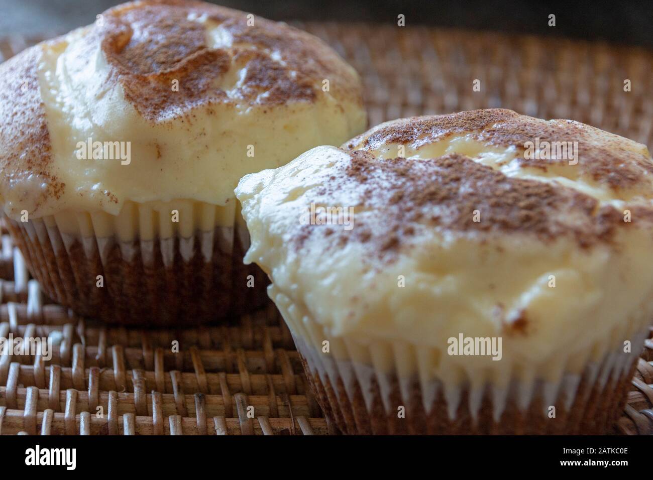 Una vista ravvicinata due casa ha fatto deliziosi cupcake millart Foto Stock