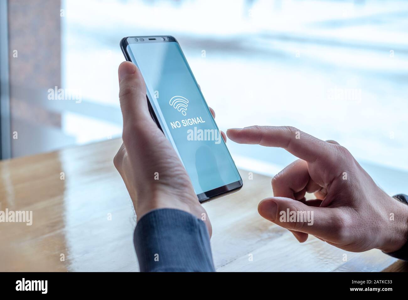 Sul display del telefono non viene visualizzato alcun messaggio di segnale Wi-Fi. Concetto di segnale intermittente dovuto a un errore del router o della rete mobile Foto Stock