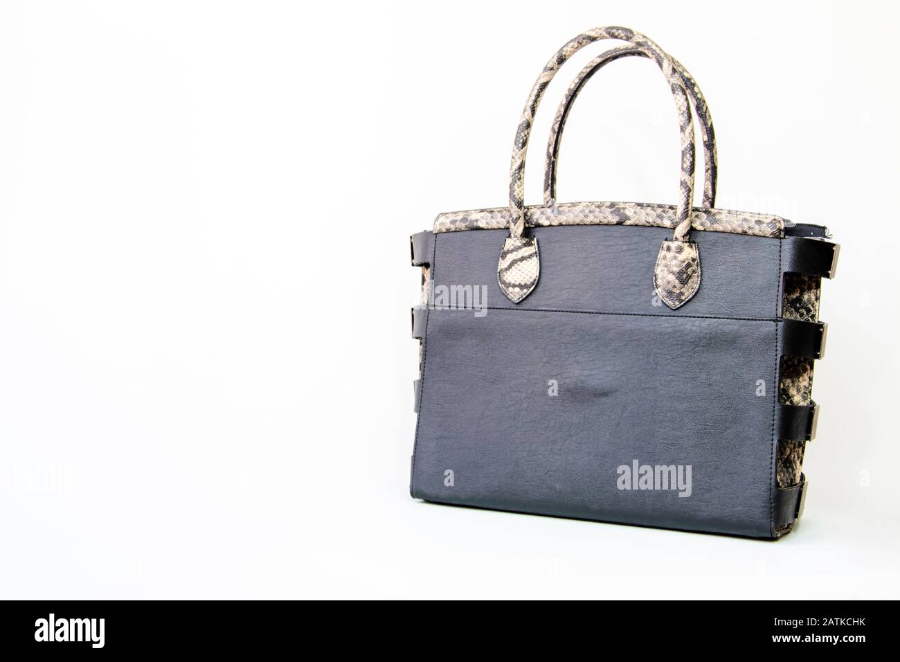 Borsa donna in pelle nera su sfondo bianco Foto Stock