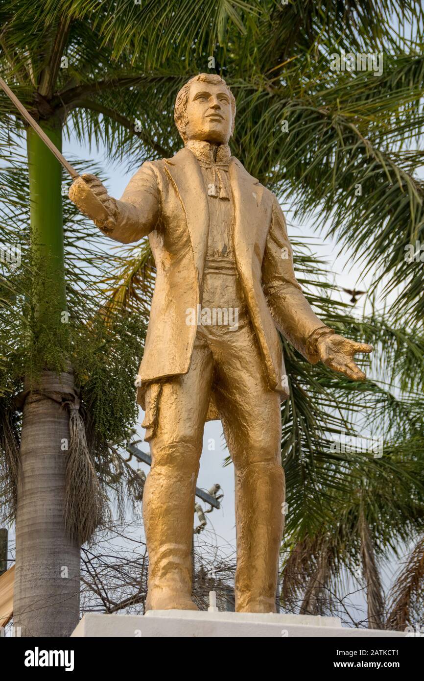 Statua di José María Mercado, sacerdote e leader durante la rivoluzione messicana, sulla piazza di San Blas, Nayarit, Messico. Foto Stock