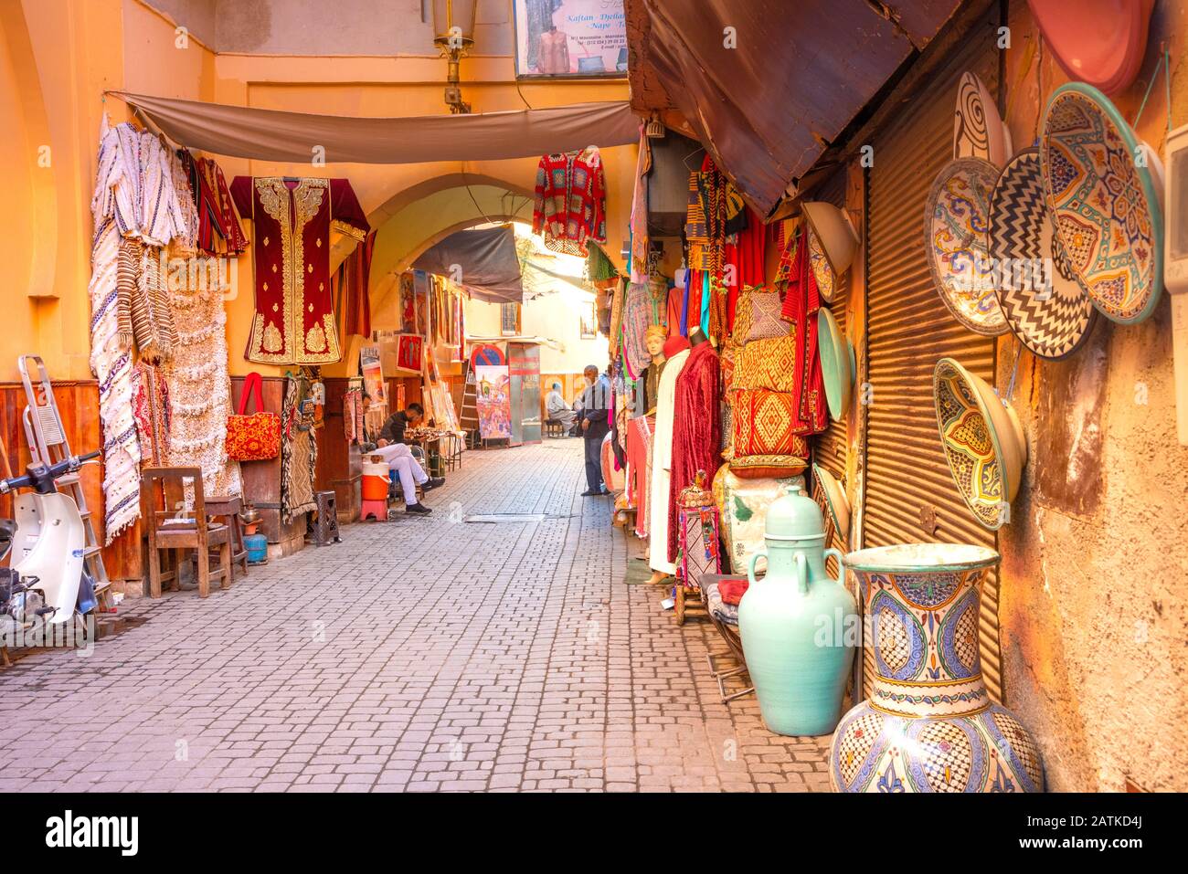 Mercato marocchino (souk) nella città vecchia (medina) di Marrakech, Marocco Foto Stock