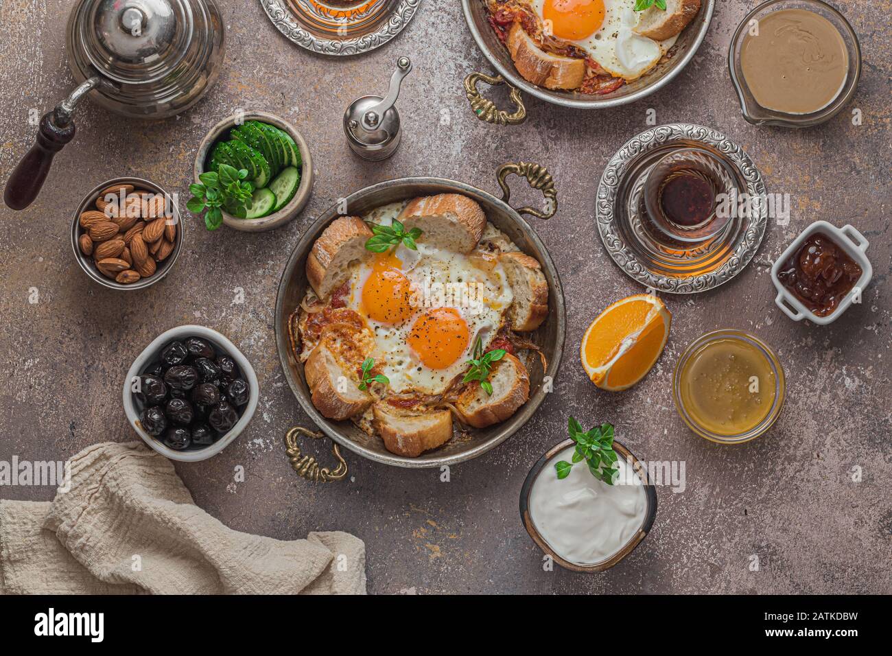 Ricca e deliziosa colazione turca a tavola Foto Stock