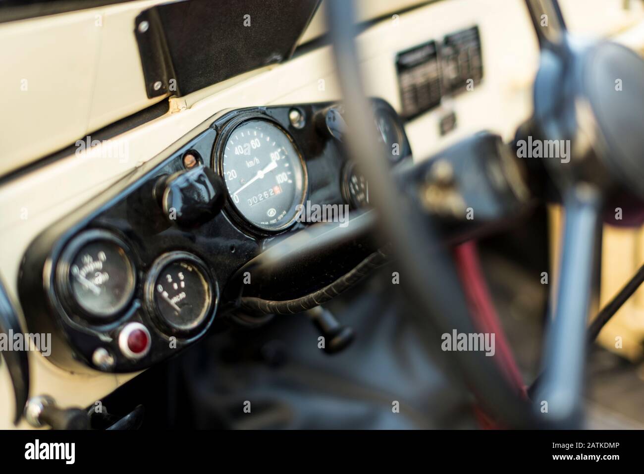 Izmir, Turchia - 23 09, 2018. Cruscotto e volante di un carrello di prelievo уаз-69 o UAZ-69. Foto Stock