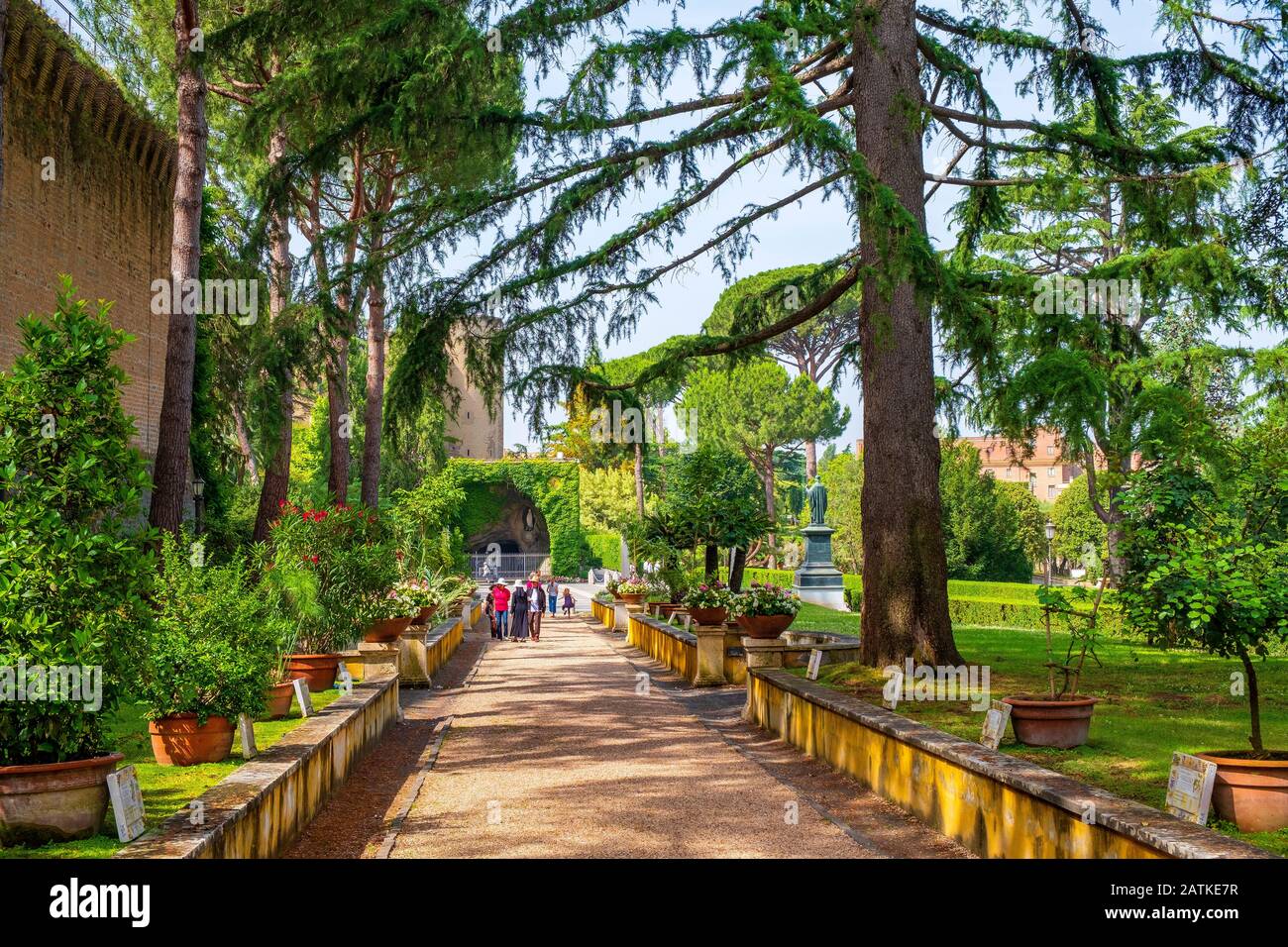 Roma, Città del Vaticano / Italia - 2019/06/15: Giardino botanico dei Giardini Vaticani nello Stato della Città del Vaticano Foto Stock