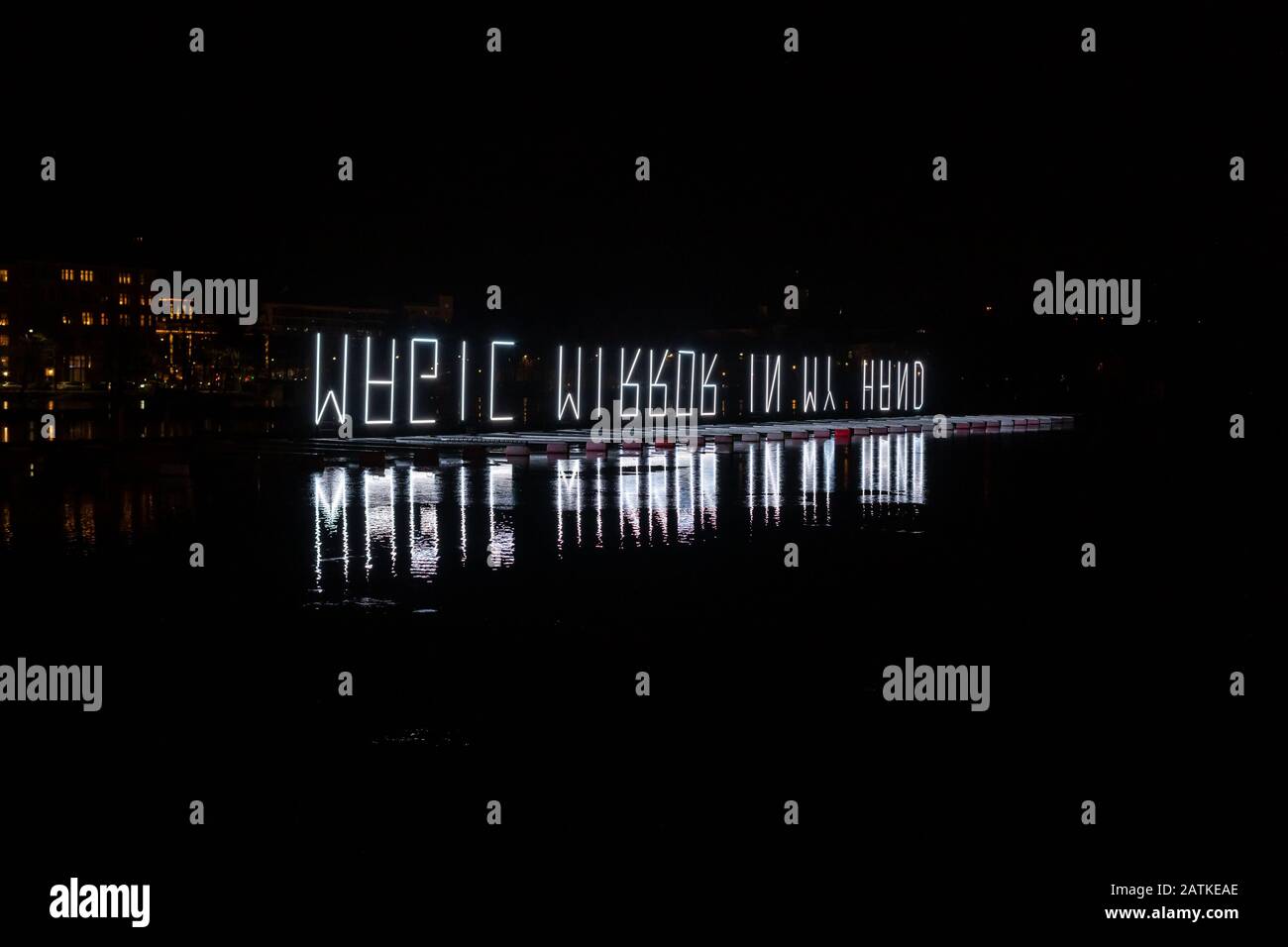 Magic Mirror. Installazione leggera sul molo delle barche Tokoinranta di Meri Ekola al Lux Helsinki 2020 Light Art Festival di Helsinki, Finlandia. Foto Stock