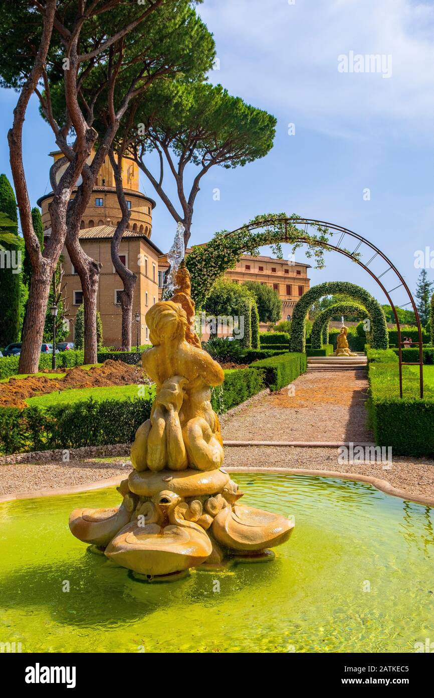 Roma, Città del Vaticano / Italia - 2019/06/15: Vicoli e fontane della sezione Giardino Francese dei Giardini Vaticani con la torre della radio Vaticana Foto Stock