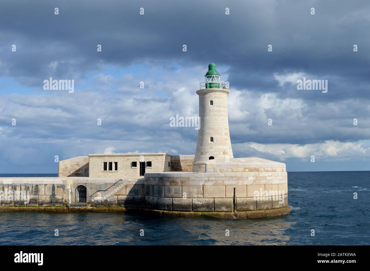 Il faro di San Elmo sul frangiflutti all'ingresso del Grand Harbour Valletta, Malta. Foto Stock