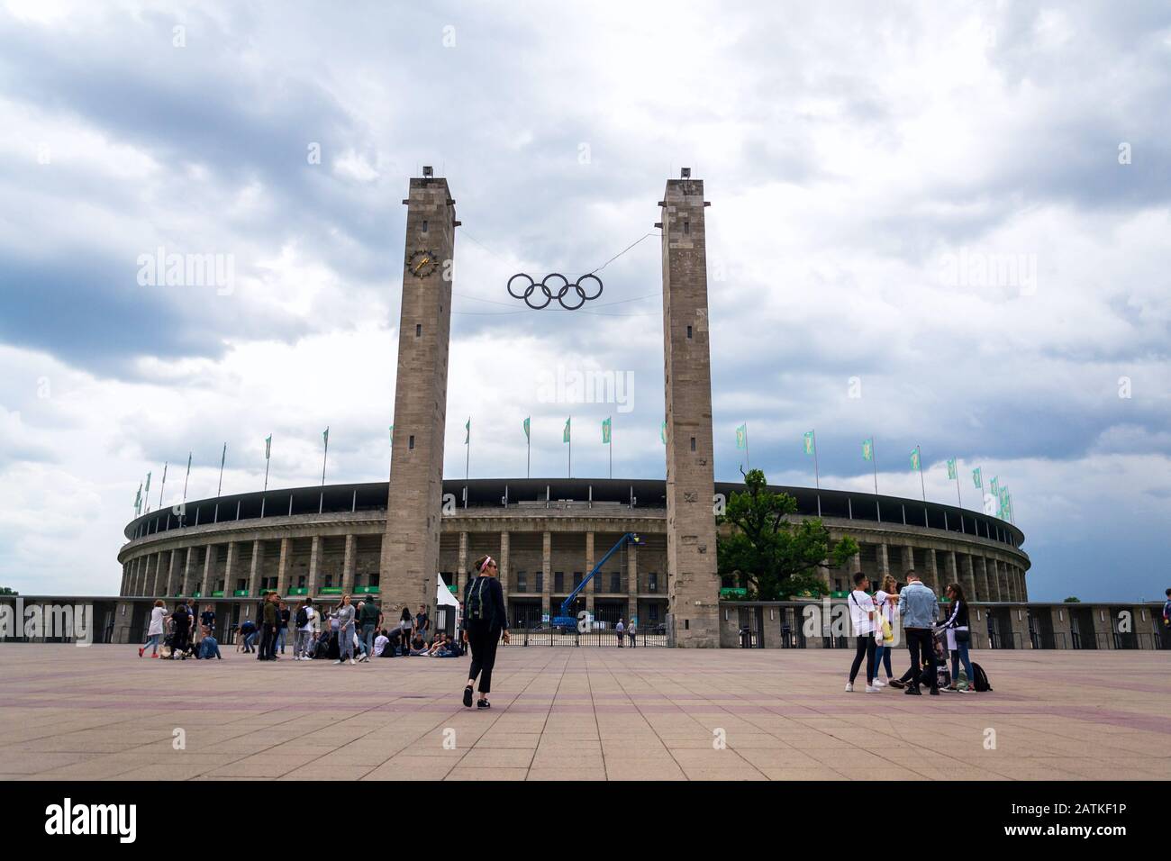 Berlino, GERMANIA - 15 MAGGIO 2018: Persone di fronte allo stadio olimpico dal 1936 il 15 maggio 2018 a Berlino, Germania. Foto Stock