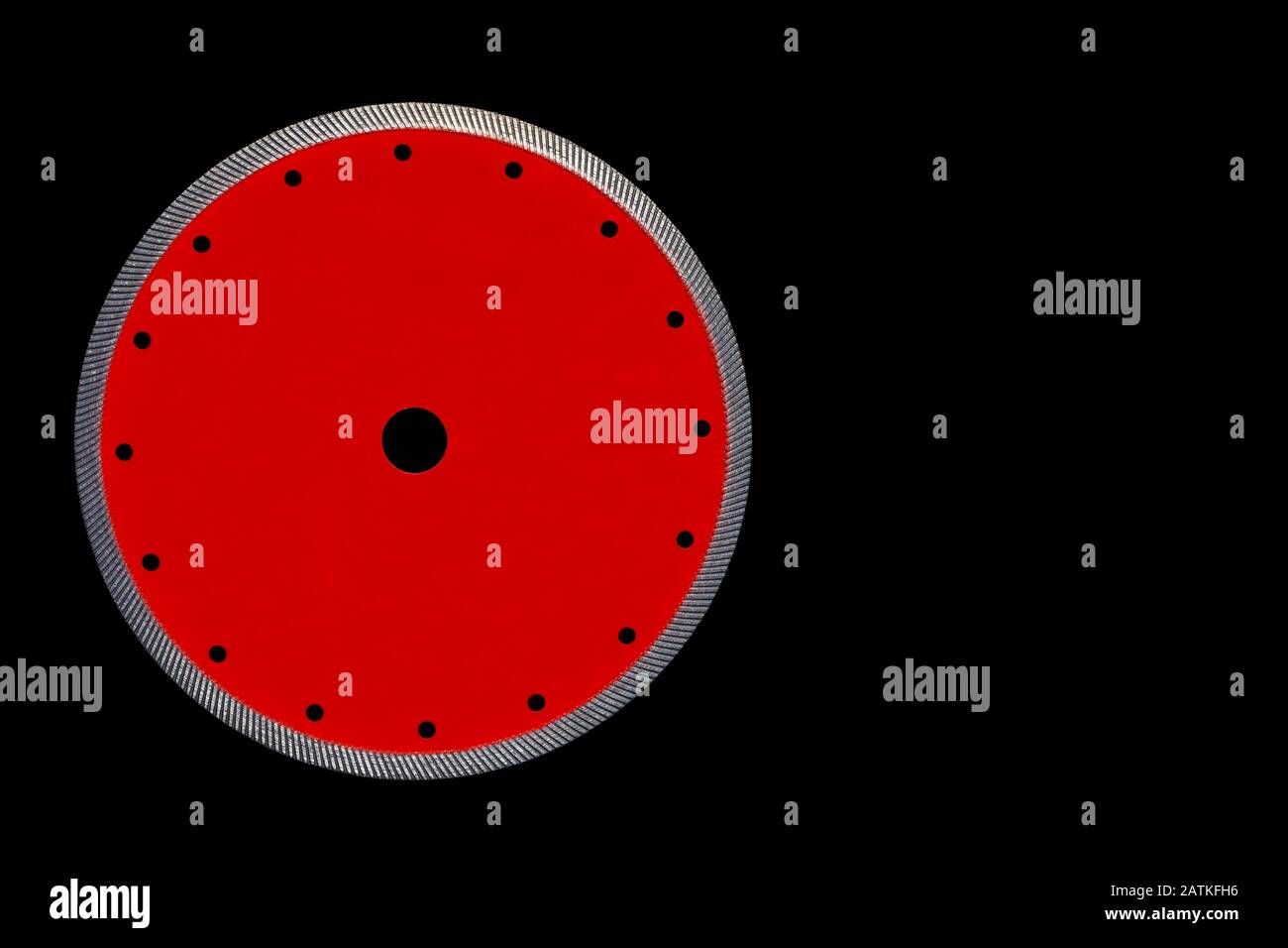 Disco da taglio per il taglio preciso del colore rosso granito con diametro del diamante di 230 mm isolato sullo sfondo nero. Foto Stock