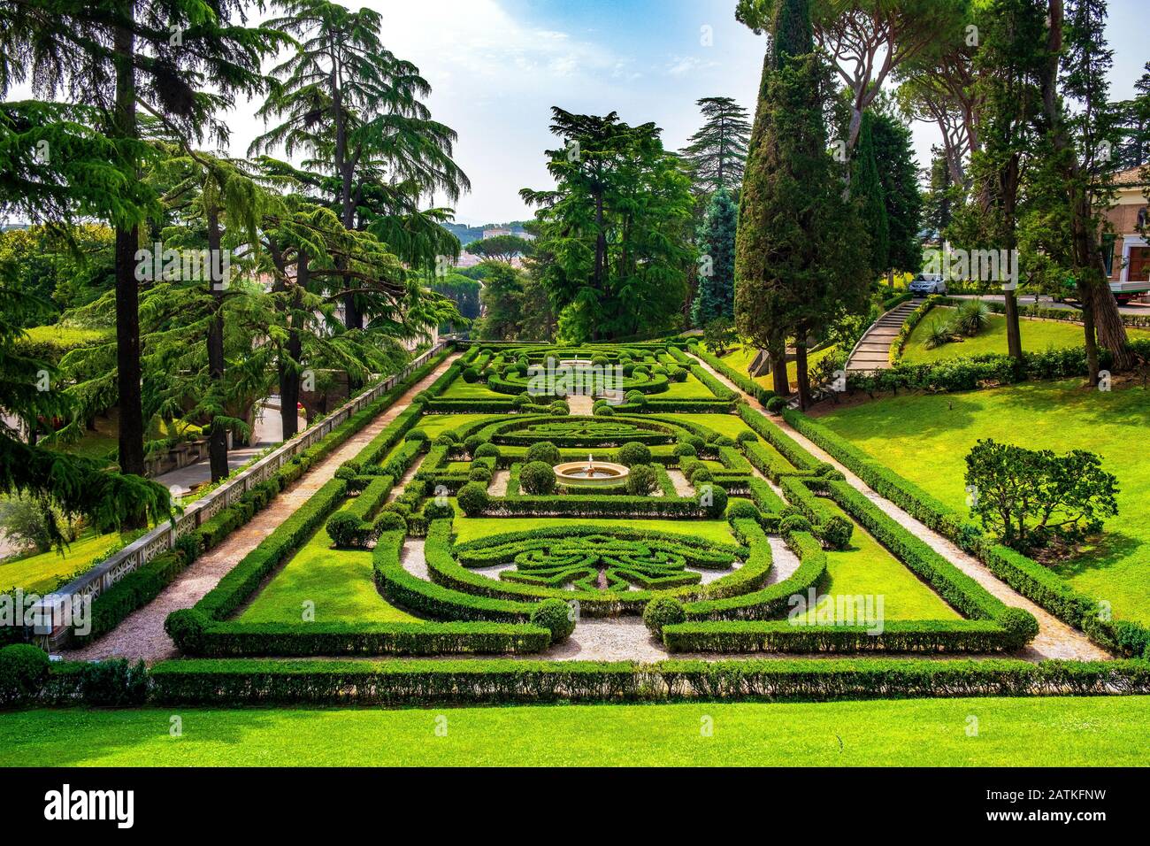 Roma, Città del Vaticano / Italia - 2019/06/15: Sezione Giardino Italiano dei Giardini Vaticani nello Stato della Città del Vaticano Foto Stock