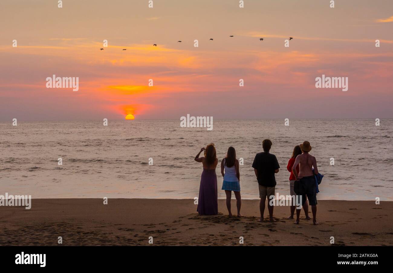 Persone che guardano il tramonto sulla spiaggia di San Francisco ('An Pancho'), Nayarit, Messico. Foto Stock