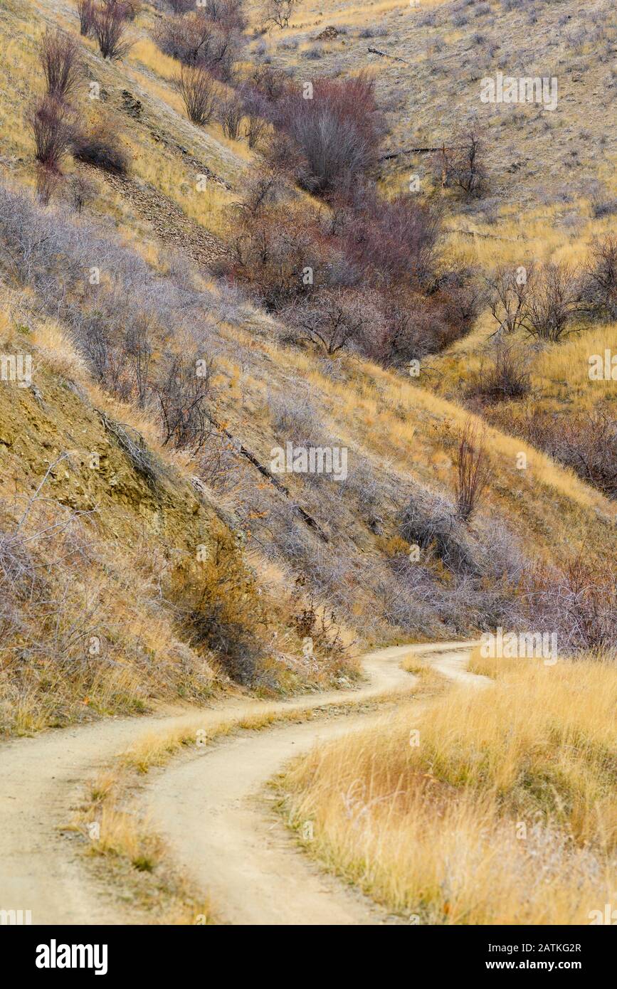 Strada sterrata tortuosa immagini e fotografie stock ad alta ...