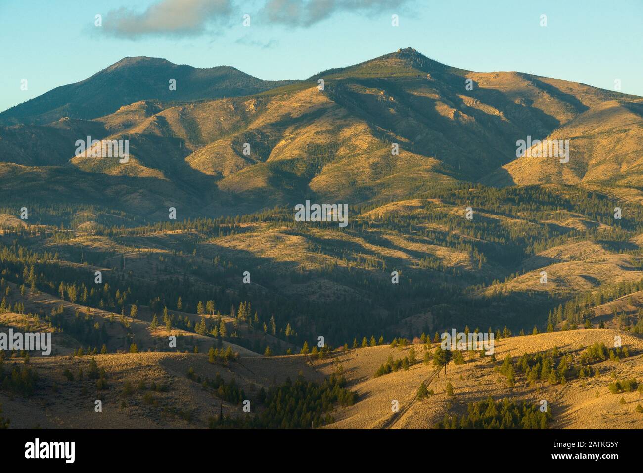 Bellissima luce del tramonto sul paesaggio montano Foto Stock