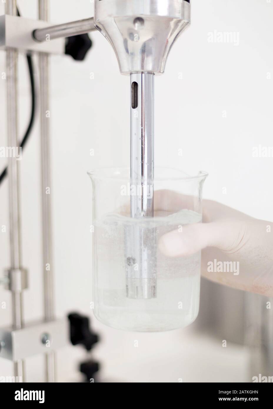 Produzione di creme per l'assistenza sanitaria in laboratorio. Creme prodotti in laboratorio. Settore sanitario. Laboratorio scientifico. Scatto verticale. Foto Stock