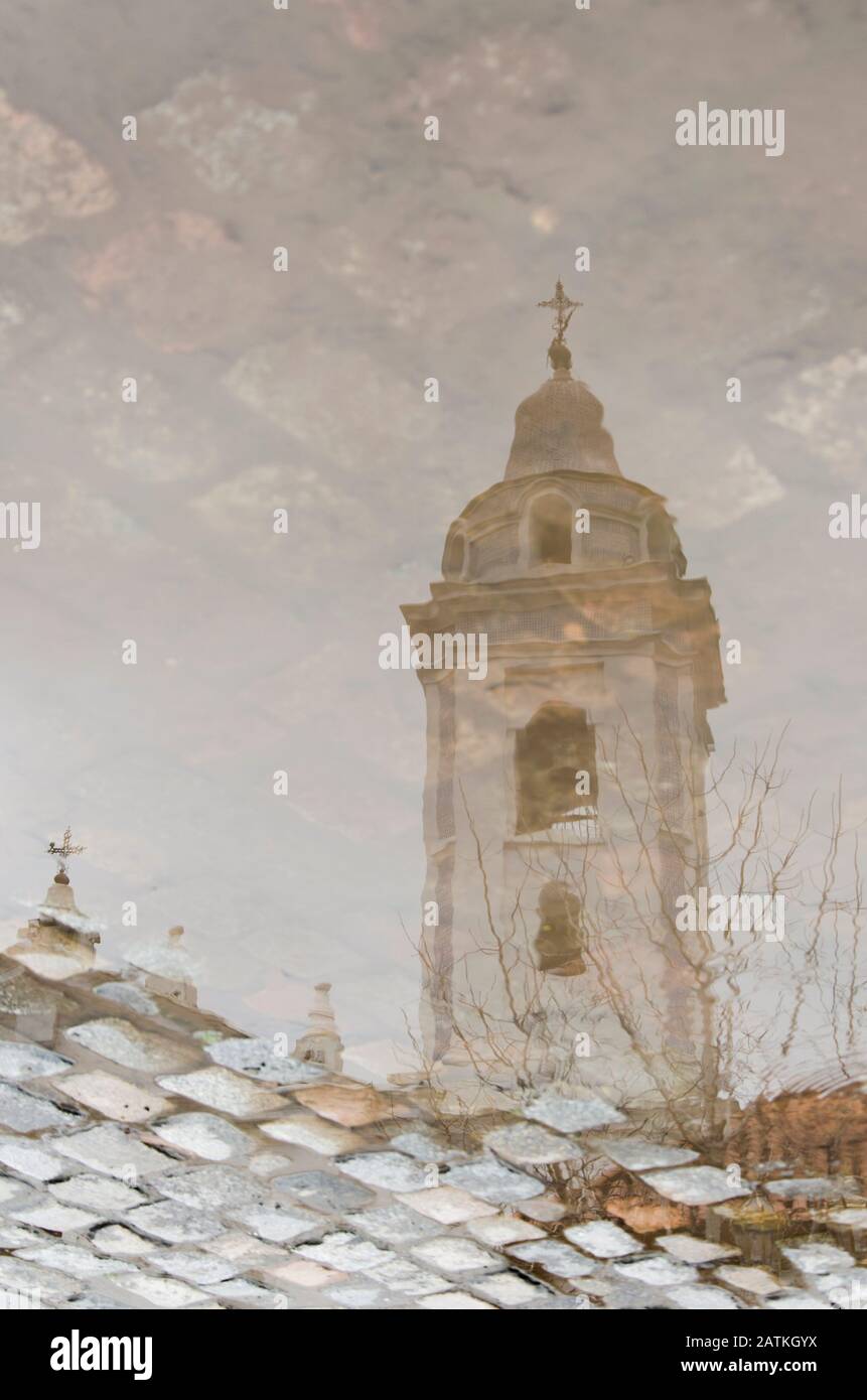 Campanile della Basilica Di Nostra Signora del pilastro riflesso in una pozza d'acqua, nel quartiere turistico Recoleta, a Buenos Aires, Argentina Foto Stock