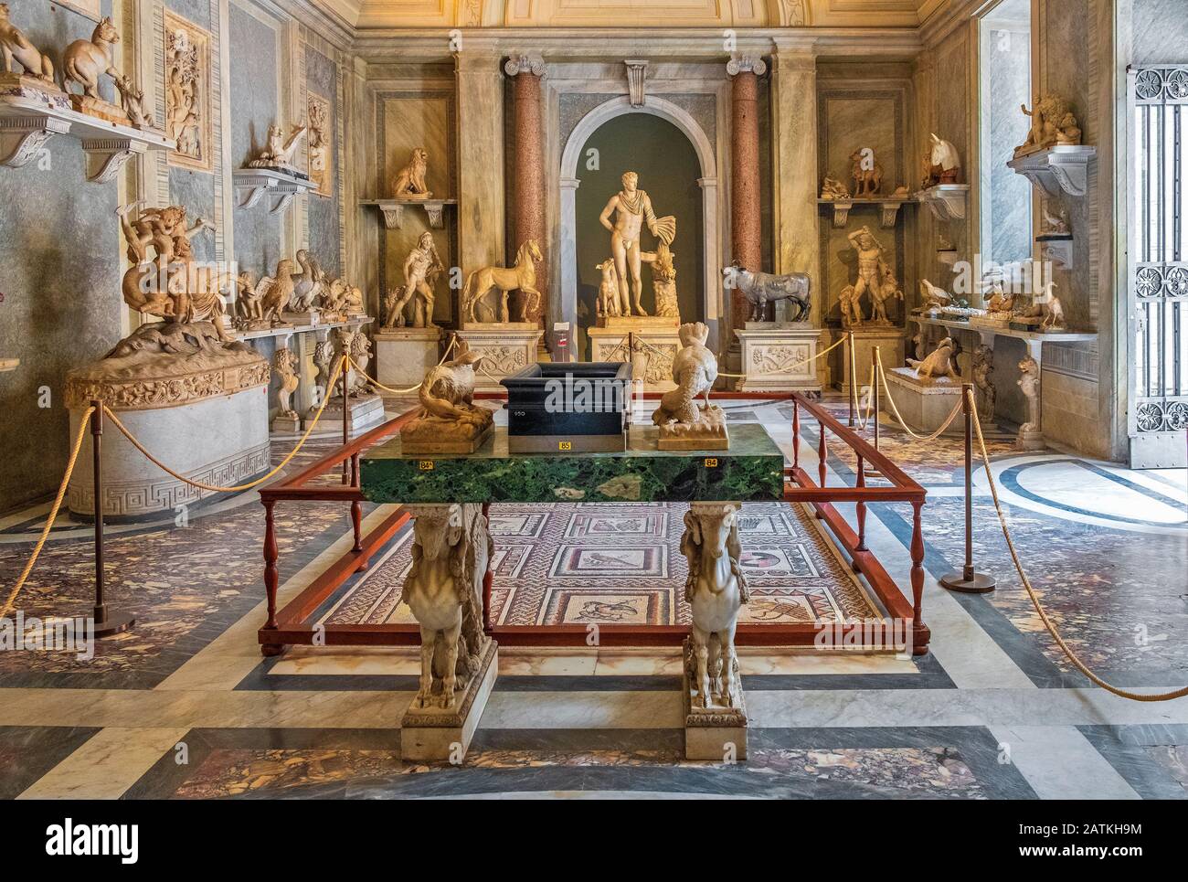 Roma, Città del Vaticano / Italia - 2019/06/15: Sala animali - Sala degli animati - all'interno della parte Pio-Clementina dei Musei Vaticani - Musei Vaticani Foto Stock