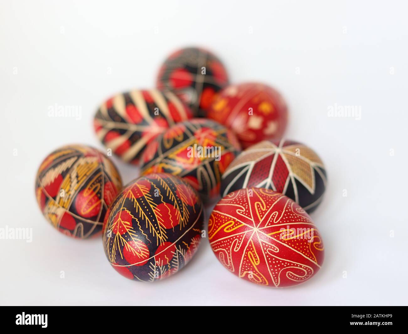 Gruppo di Tradizionali Dipinti rumeni, decorate Uova di Pasqua isolate su sfondo bianco, fatte a mano, simboli tradizionali, Europa dell'Est, spazio di testo Foto Stock