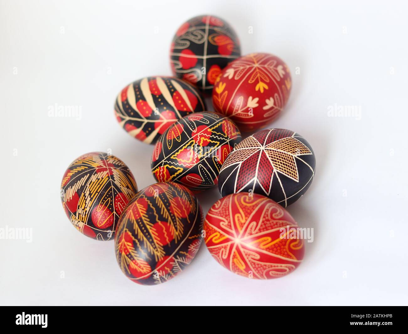 Gruppo di Tradizionali Dipinti rumeni, decorate Uova di Pasqua isolate su sfondo bianco, fatte a mano, simboli tradizionali, Europa dell'Est, spazio di testo Foto Stock