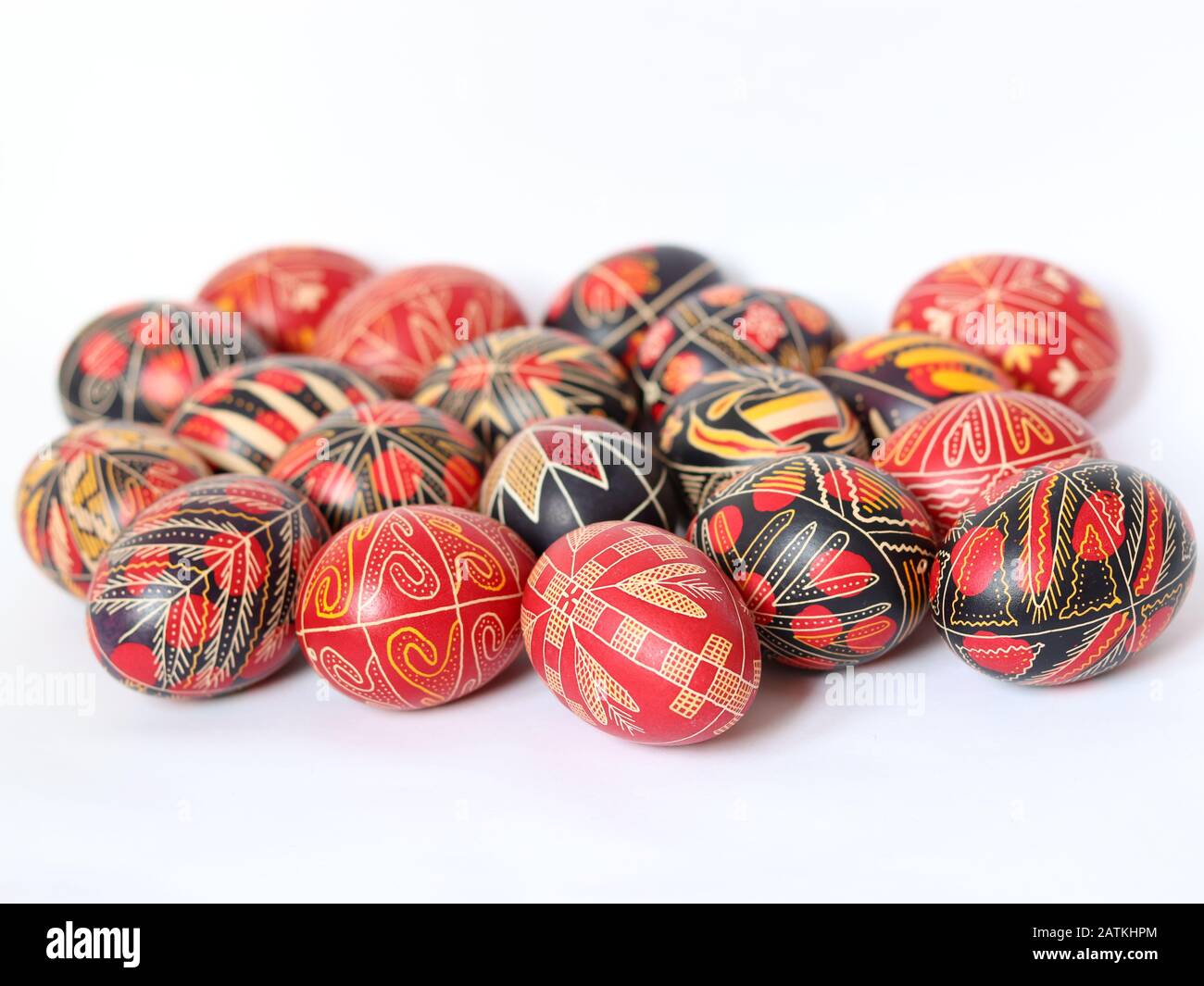 Gruppo di Tradizionali Dipinti rumeni, decorate Uova di Pasqua isolate su sfondo bianco, fatte a mano, simboli tradizionali, Europa dell'Est, spazio di testo Foto Stock