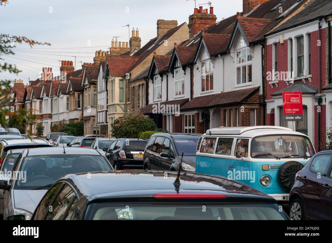 Auto e case vista da East Oxford, Oxford, Regno Unito Foto Stock