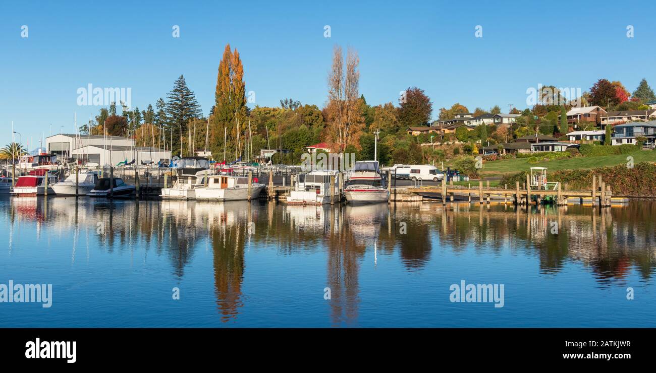 Bella mattina riflessione di qualche barca a Taupo Nuova Zelanda. Foto Stock